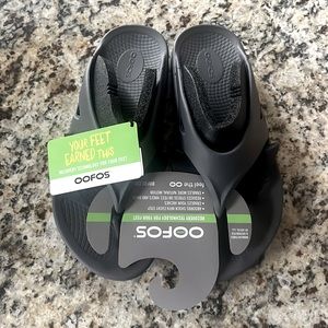 BRAND NEW Oofos Original Sandal (Mens size 10/Womens size 12)